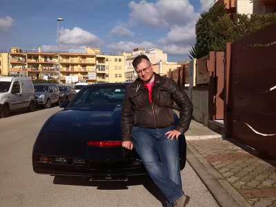 Pierfrancesco in posa con la sua amata automobile