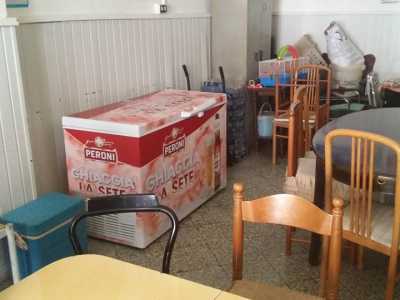 Un enorme frigorifero pieno di Peroni