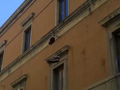 Le scarpe appese in via Melo viste da vicino: si tratta di sneakers in buono stato, di marche note e anche abbastanza costose