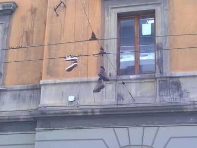 Scarpe appese in via Melo
