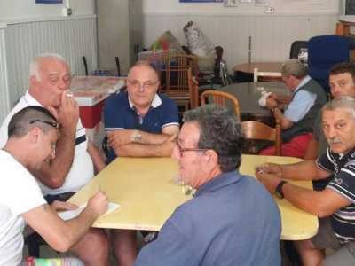 Un allegra compagnia alle prese con il gioco della birra 