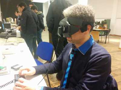 Un uomo mentre gioca alla console Vectrex