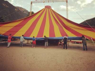 Il piccolo circo Grioni a conduzione famigliare che gira la Lombardia e fa esibire cagnolini: anche qui la famiglia giramondo ha trovato riparo