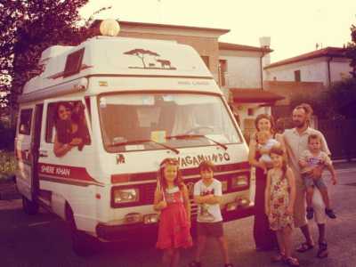 La famiglia genovese ha viaggiato tramite il car sharing: qui in compagnia della famiglia Vagamundi