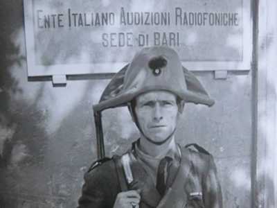 Un carabiniere di fronte alla sede di Radio Bari in via Putignani 247 nel settembre 1943