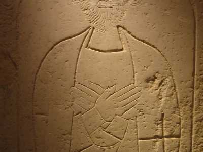 Una lastra tombale di un cavaliere templare, sulla quale � evidente una croce piana, presente nel lapidario barlettano
