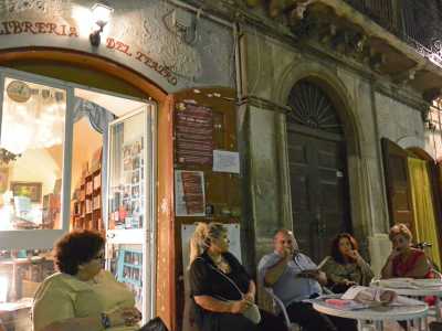 Una serata di lettura fuori dalla libreria 