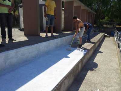 Alcuni ragazzi del quartiere lavorano per la manuntenzione della pista (foto dell'asd Rollin skate)