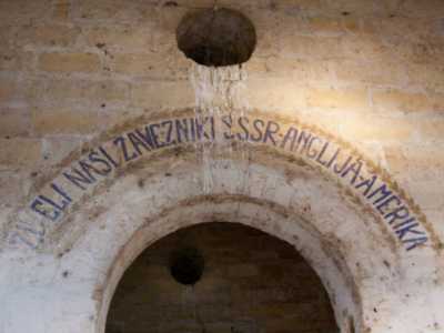 Scritte dei prigionieri all'interno del capannone dormitorio dell' ex campo di prigionia e poi campo profughi di Altamura