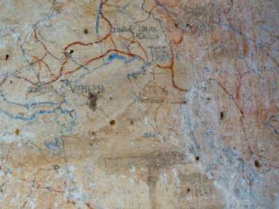 Cartine geografiche disegnate da profughi veneti e dalmati all'interno del capannone dormitorio dell' ex campo di prigionia e poi campo profughi di Altamura
