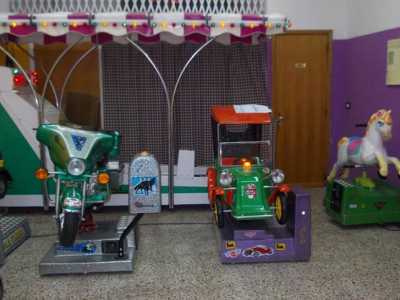 La moto, la macchina, il cavalluccio e il gioco con le palline alle loro spalle