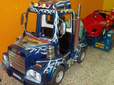 Il camion e la Ferrari con la scritta Agip