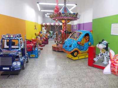 Le giostrine del locale viste dall'ingresso