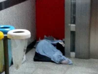 Clochard nel sottopassaggio della stazione centrale di Bari