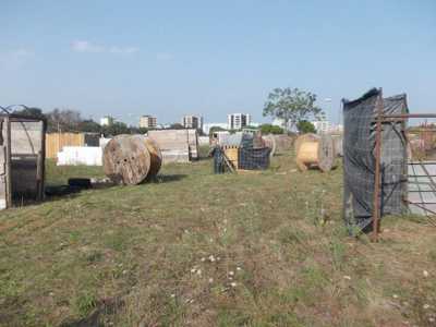 Nel campo si incontrano costruzioni in legno, scarti recuperati da prodotti da riciclo, pannelli e pali di ferro