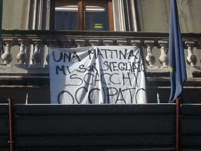 L'ingresso dello Scacchi occupato, lo striscione recita: una mattina mi sono svegliato, Scacchi occupato