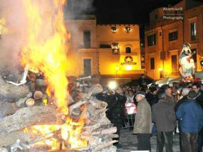 Arrivo della statua in piazza di Vagno