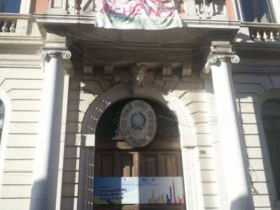 Portone chiuso al Pitagora. Lo striscione recita: Ci siamo anche noi