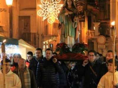 La statua di Santa Lucia in processione per le vie del centro coratino