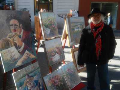 Piero Arcieri accanto ai suoi dipinti in mostra in via Sparano