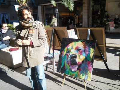 Francesco Gabriele in arte Cisky accanto ad una delle sue opere