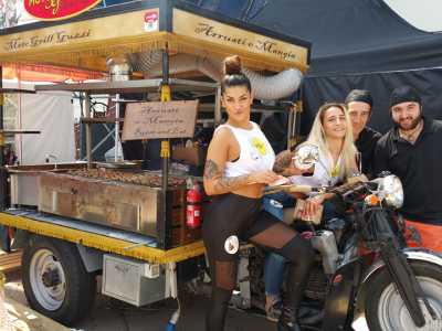 Non solo camion: c'� spazio anche per la Moto Guzzi grill che gira la penisola con a bordo una brace 