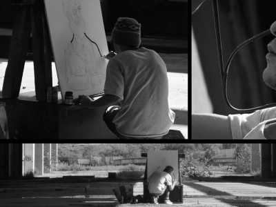 Simone disegna all'interno di una fabbrica abbandonata tra Palese e Santo Spirito