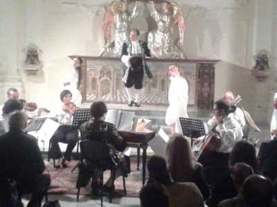 La rappresentazione della Furba e lo Sciocco dell'autore barocco pugliese Domenico Sarro nella chiesa di Santa Teresa dei Maschi