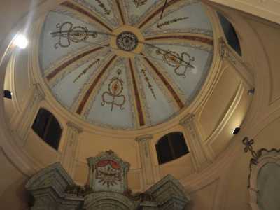 La cupola affrescata: sotto di essa sono visibili i due coretti dove si affacciavano i frati durante le celebrazioni