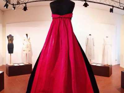 Un costume in velluto del 1951 di seta nera e seta rossa firmato dalla stilista italiana Eleonora Garnett