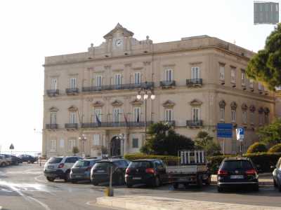 Di fronte all�entrata del maniero si trova Palazzo di citt�, ricostruito sul vecchio Palazzo del Capitano del XVI secolo 
