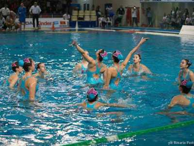 Le ragazze della Waterpolo Bari durante un'esibizione