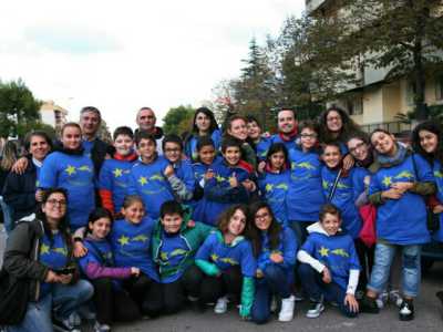 Il gruppo di bambini vestiti da comete 
