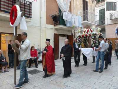 La processione dei riti sacri pasquali attraversa Bari Vecchia coinvolgendo decine di residenti 