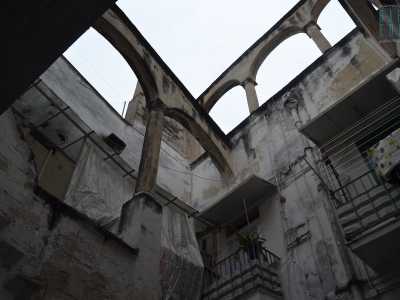 Le colonne, i capitelli e gli archi di quello che potrebbe essere l'antico monastero di San Nicol� nascosti in un edificio di fronte al palazzo Dottula