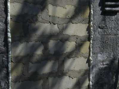 L'entrata della chiesa sigillata con mattoni di tubo e spugna espansa per non danneggiare la struttura