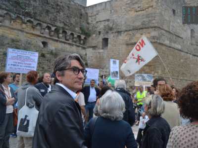 La manifestazione termina davanti al Castello difronte al cantiere alle 20,30 circa.
