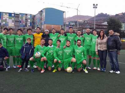 La squadra del San Michele Rufoli con la sua allenatrice sul campo di calcio