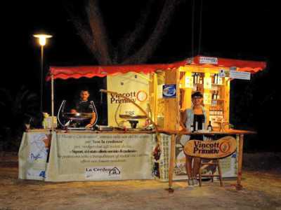 Credenza on the road, la cucina mobile del salentino Antonio Venneri specializzato nella produzione di vincotto

