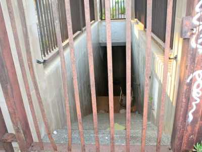 Il sottopassaggio chiuso e abbandonato al degrado