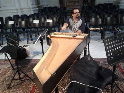 Il direttore dell'orchestra, Sabino Manzo, suona il cembalo