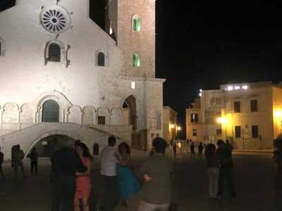 Il gruppo di Virus Emme in azione di fronte alla Cattedrale di Trani