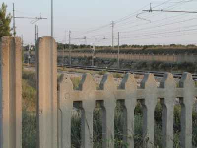 I binari della nuova stazione. I semafori sono accesi: qui i treni passano ma non effettuano fermate, nonostante il paese disti solo 15 chilometri da Bari