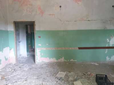 Un'aula piena invasa da detriti