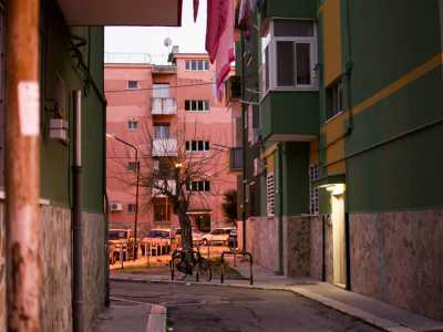 Una veduta dell'interno del Villaggio Trieste di sera