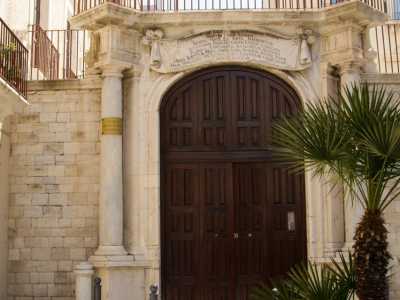La ex caserma dei carabinieri poi arcivescovado e oggi facolt� di teologia posta alle spalle della Cattedrale di Bari, un tempo campo per i profughi 