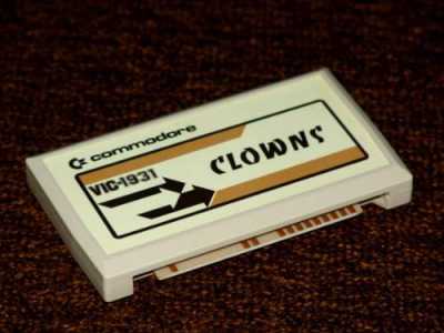 Una cartuccia del videogioco Clowns, concepito per il Vic 20