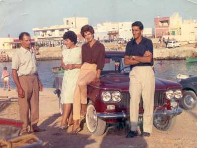 Dionisio nel 1965 con la sua famiglia sulla spiaggia di San Vito