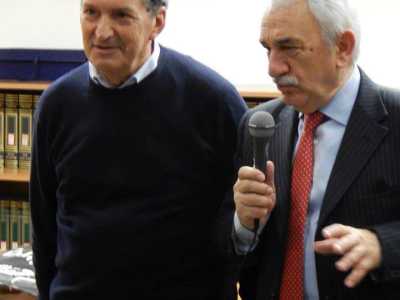 Dionisio Simone (a sinistra) durante la presentazione del libro Le parole nostre sulla sua vicenda di profugo