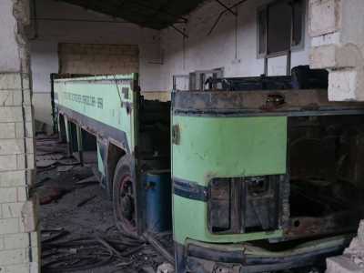 L'autobus visto dall'esterno: non c'� pi� il motore e brandelli di carrozzeria sono sparsi sul pavimento